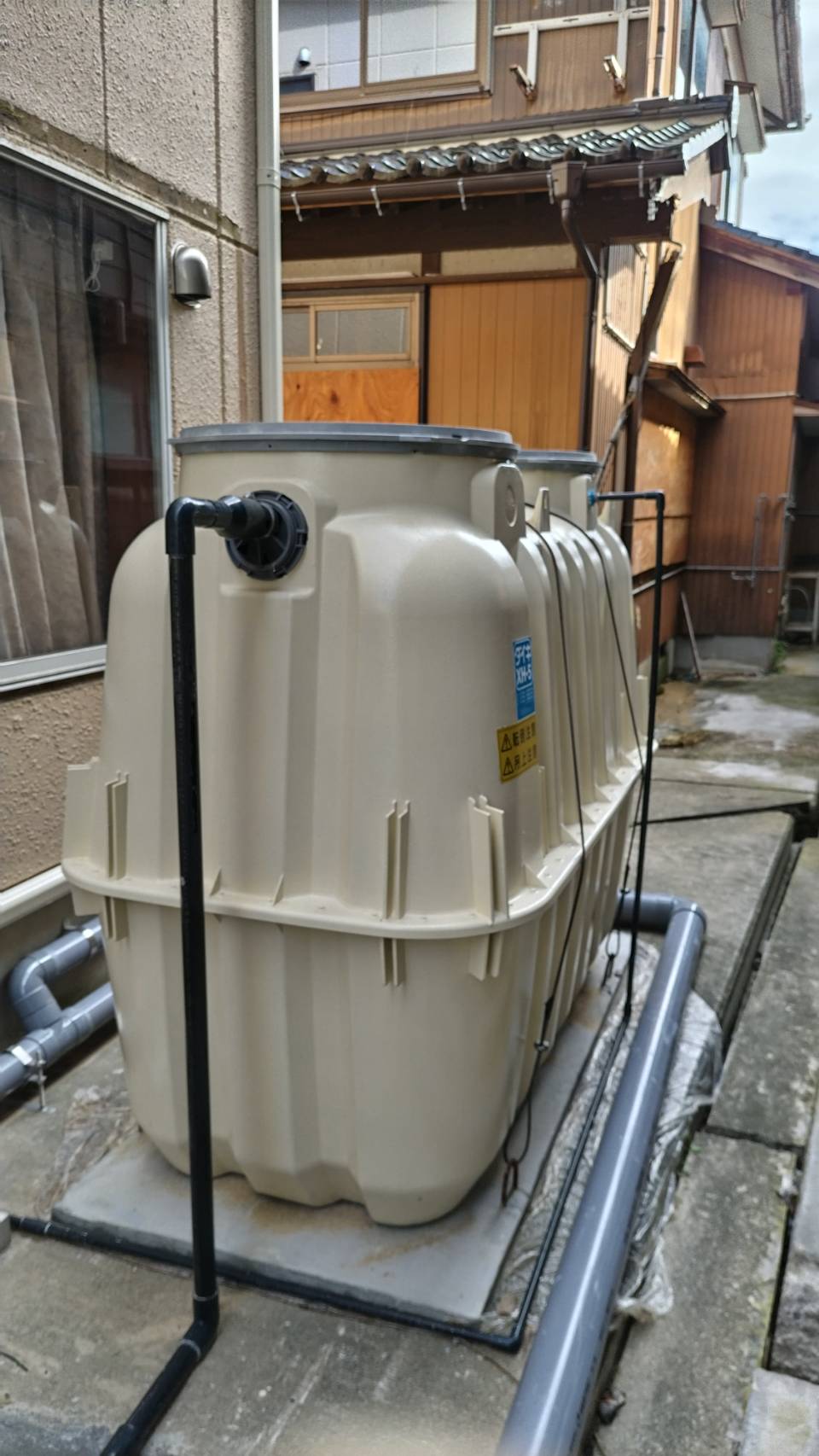 住宅のそばで使用されている、まだ使える浄化槽
